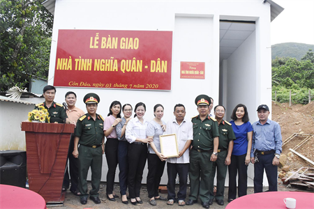 Ban CHQS huyện Côn Đảo tặng "Nhà tình nghĩa quân - dân"