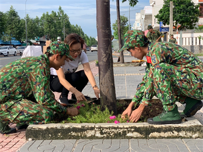Cán bộ, chiến sĩ Bộ CHQS tỉnh BR-VT chung sức xây dựng tuyến phố văn minh, xanh, sạch, đẹp