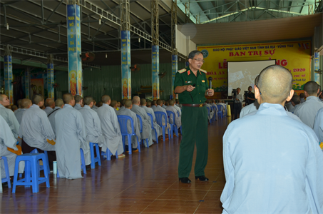 Trung tướng Phạm Văn Dỹ thông tin thời sự cho tăng ni Phật tử tỉnh Bà Rịa-Vũng Tàu
