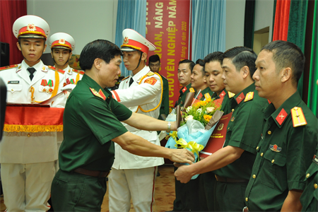 Cục Chính trị Quân khu 7 trao quyết định thăng quân hàm, nâng lương QNCN, LĐHĐ năm 2020