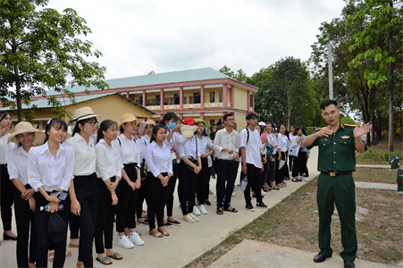 Chủ động đấu tranh chống các quan điểm sai trái, thù địch