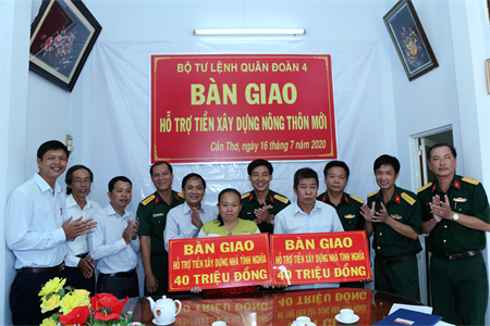 Quân đoàn 4 tặng kinh phí xây dựng 2 nhà tình nghĩa, nhà đại đoàn kết