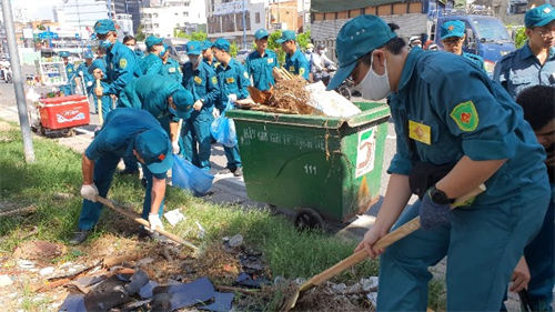 LLVT Quận 5 ra quân tổng vệ sinh môi trường