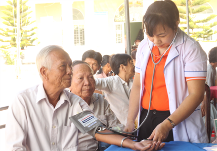 Bệnh viện Quân dân y miền Đông khám bệnh, cấp phát thuốc ở thị xã Kiến Tường, tỉnh Long An