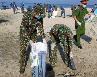 Bộ CHQS tỉnh BR-VT ra quân Chiến dịch “Chung tay làm sạch biển”