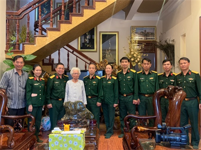 Bộ CHQS tỉnh Lâm Đồng thăm hỏi, tặng quà các gia đình chính sách nhân ngày 27/7