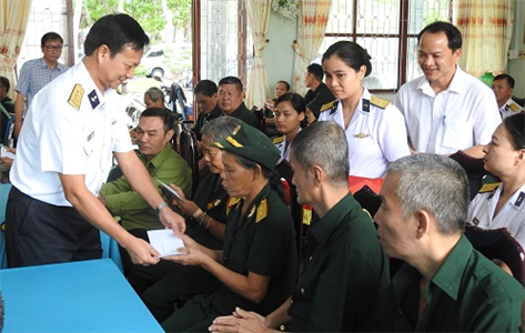 Thăm, tặng quà Trung tâm điều dưỡng Thương binh và người có công Long Đất