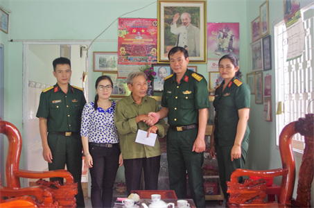 Kho K6, Cục Kỹ thuật Quân khu tặng quà các gia đình chính sách