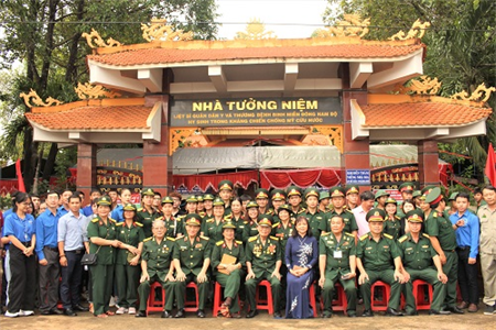 Dâng hương tưởng nhớ các Anh hùng Liệt sĩ Quân dân y miền Đông Nam bộ