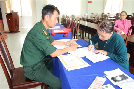 Ban CHQS Phú Giáo, tỉnh Bình Dương chi trả trợ cấp cho các đối tượng
