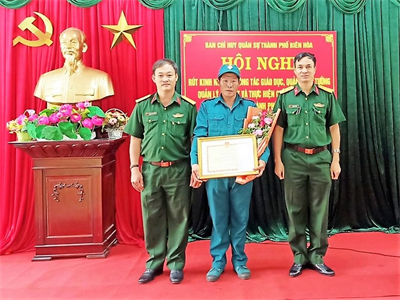 Khen thưởng dân quân bắt trộm
