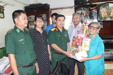 Quận 4: Thăm, tặng quà gia đình chính sách dịp 27/7