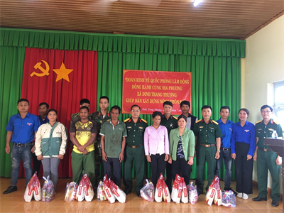 Đoàn Kinh tế - Quốc phòng Lâm Đồng khám bệnh, cấp thuốc cho bà con vùng dự án