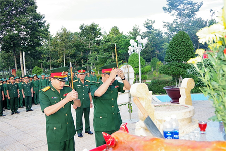 Sư đoàn 5 dâng hương tưởng nhớ các anh hùng liệt sĩ