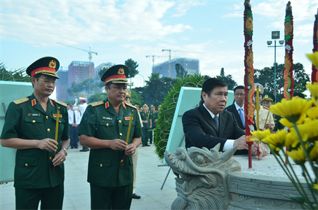 Viếng nghĩa trang liệt sĩ Thành phố Hồ Chí Minh