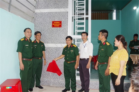 Trường bắn Quốc gia Khu vực 3 trao nhà đồng đội