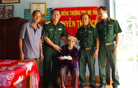 Viện Kiểm sát Quân sự khu vực 71 thăm, tặng quà Mẹ Việt Nam anh hùng và người có công với cách mạng