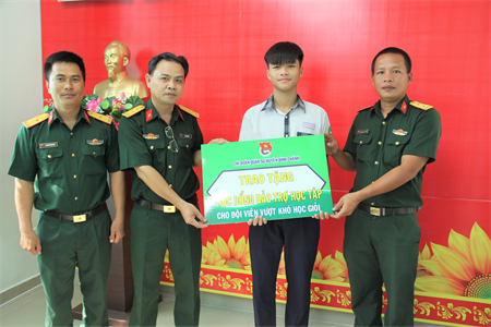 Chi đoàn Quân sự huyện Bình Chánh trao tặng học bổng