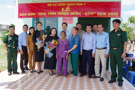 Tặng “Nhà tình nghĩa Quân - Dân” trên địa bàn huyện Cần Giuộc, tỉnh Long An