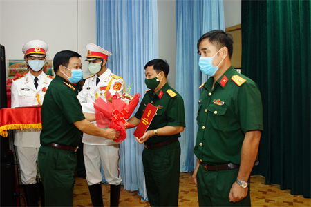 Quân khu 7 trao quyết định thăng đại tá cho 36 cán bộ cấp cao