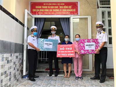 Bộ Tư lệnh Vùng 2 Hải quân bàn giao nhà đồng đội