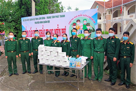 Bộ CHQS tỉnh Lâm Đồng tặng 10 ngàn khẩu trang phòng chống dịch Covid-19