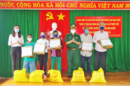 Bộ đội Biên phòng tỉnh Bình Phước tặng quà người dân khó khăn