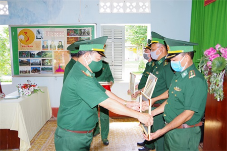 Khen thưởng đột xuất tập thể, cá nhân có thành tích xuất sắc trong đấu tranh phòng chống tội phạm