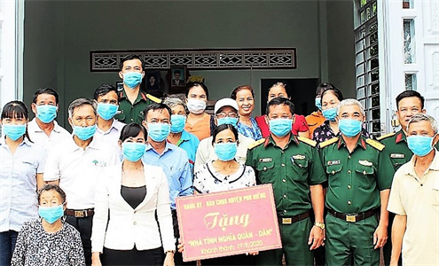 Ban CHQS huyện Phú Riềng, tỉnh Bình Phước tặng nhà “Tình nghĩa quân - dân” cho hộ nghèo