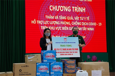 Tặng vật tư y tế hỗ trợ công tác phòng, chống dịch Covid-19 trên biên giới