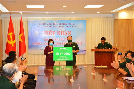 Trao hỗ trợ cán bộ, chiến sĩ Bộ đội Biên phòng trên tuyến đầu phòng chống dịch bệnh Covid-19