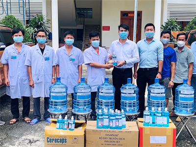 Bệnh viện Quân y 7B tặng nước muối súc miệng, dung dịch rửa tay sát khuẩn và trang thiết bị phòng dịch
