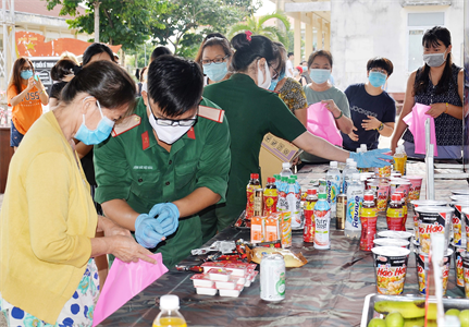Lan tỏa tình yêu thương, gắn kết quân - dân trong khu cách ly