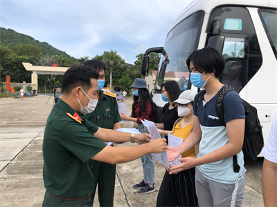 Ban Chỉ huy phòng chống dịch Covid - 19 tỉnh Bà Rịa - Vũng Tàu trao giấy chứng nhận hoàn thành thời gian cách ly cho công dân