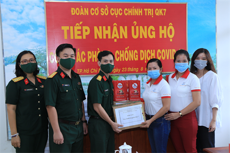 Đoàn cơ sở Cục Chính trị tiếp nhận quà hỗ trợ phòng chống dịch Covid