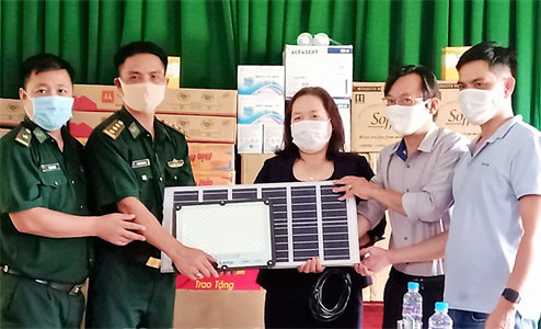 Tặng quà Đồn biên phòng Đắc Ka, Bộ đội Biên phòng Bình Phước