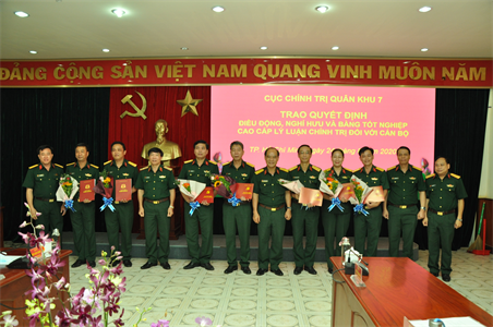 Cục Chính trị Quân khu 7 trao quyết định cho cán bộ