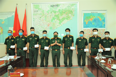 Đại tá Nguyễn Như Trúc thăm, động viên các thí sinh tham dự Hội thi thợ giỏi ngành Cơ khí toàn quân