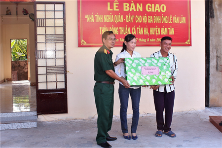 Bộ CHQS tỉnh Bình Thuận trao nhà “Tình nghĩa quân – dân” tại xã Tân Hà, huyện Hàm Tân