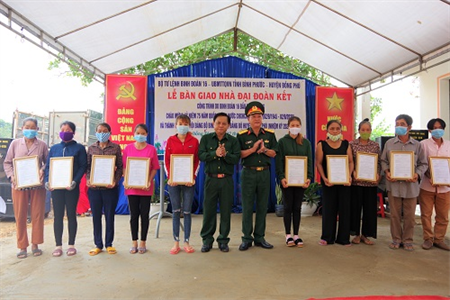 Binh đoàn 16 bàn giao nhà “Đại đoàn kết”