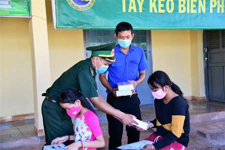 Tiếp bước học sinh biên giới đến trường
