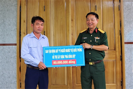 Trung đoàn 719, Binh đoàn 16 trao tiền hỗ trợ xây dựng “Nhà đồng đội”