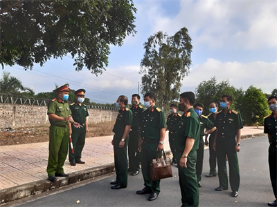 Thủ trưởng Bộ CHQS tỉnh thăm, động viên tại khu cách ly Trung đoàn Đồng Nai