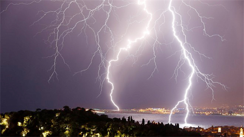 Cách phòng, tránh sét khi xảy ra mưa giông