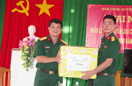 Bộ CHQS tỉnh Bình Thuận thăm, kiểm tra và tặng quà các đơn vị thuộc Ban CHQS huyện Phú Quý