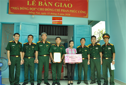 Trường Cao đẳng Quân y 2 trao “Nhà đồng đội”