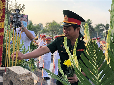 Bộ CHQS tỉnh Đồng Nai thăm, tặng quà cán bộ lão thành cách mạng nhân kỷ niệm 75 năm Cách mạng tháng Tám và Quốc khánh 2/9