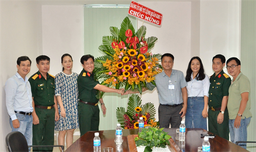 Bộ Tư lệnh Quân khu 7 thăm, chúc mừng Đài Truyền hình Việt Nam kỷ niệm 50 năm Ngày phát sóng.