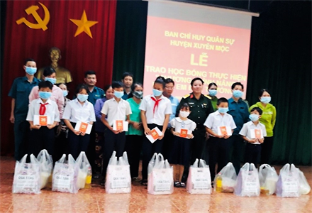 Ban CHQS huyện Xuyên Mộc, Bộ CHQS tỉnh BR-VT trao học bổng “Nâng bước em đến trường”