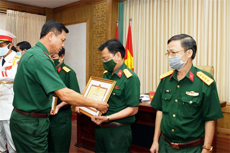 Khen thưởng các tập thể, cá nhân có thành tích trong Đại hội Đảng bộ Quân khu lần thứ X